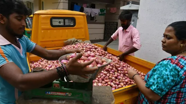 সরকারি ভ্যানে স্বল্পমূল্যের পেঁয়াজের জোগান অনেক কম।