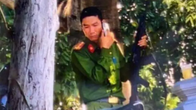 Thanh Niên đưa hình ảnh nghi phạm mặc sắc phục công an và mang súng.