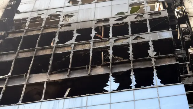 ঢাকার এফ আর টাওয়ারের অগ্নিকান্ডে এখন পর্যন্ত ২৫ জনের মৃত্যুর খবর নিশ্চিত করা হয়েছে
