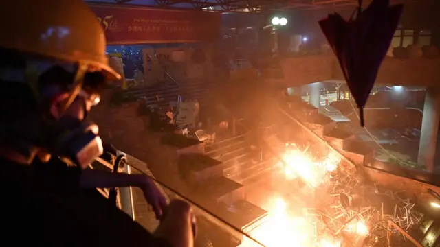 시위대가 대학 진입을 시도하는 경찰을 화염병으로 저지하는 과정에서 캠퍼스는 불길에 휩싸였다