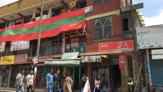 ሰንደቅ አላማ ከተሰቀለባቸው ህንፃዎች አንዱ