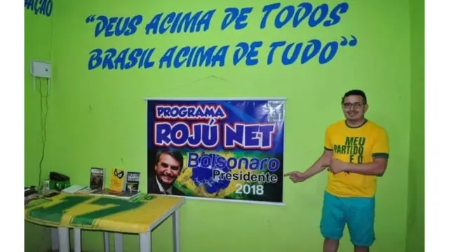 Rodrigues Júnior ao lado de homenagens a Bolsonaro