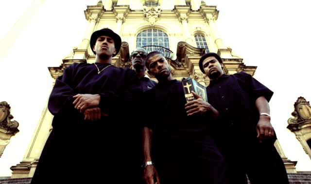 Racionais MC's, em foto do álbum Sobrevivendo no Inferno