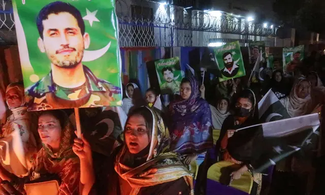 पाकिस्तान में 'शहीद दिवस' के मौके पर क्वेटा में जुलूस निकालते लोग