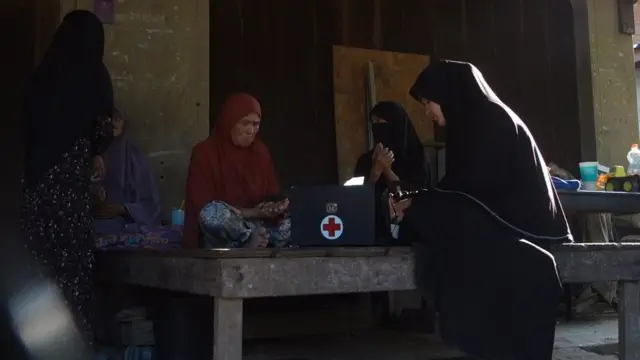 อาสาสมัครสาธารณสุขเยี่ยมชาวบ้าน