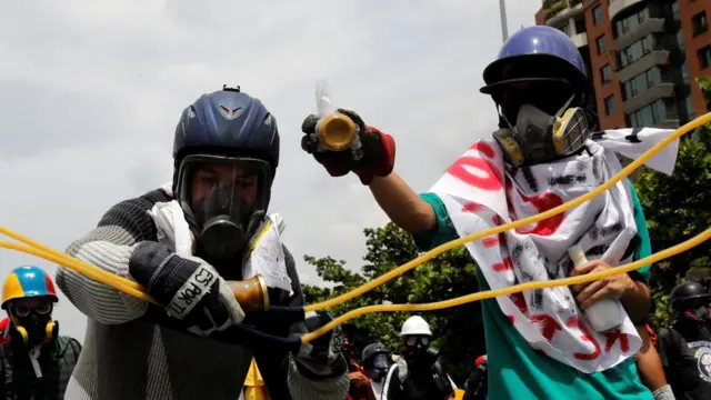 Manifestantes se preparam para lançar coquetéis 'cocôtov'