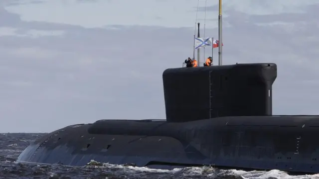 Homens dentro do submarino russo Yuri Dolgoruky