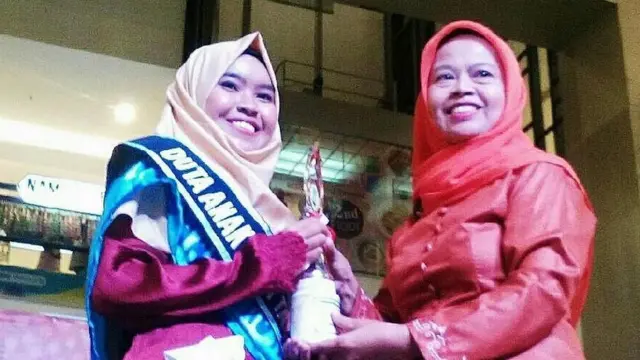 Sarah (kiri) ketika dilantik sebagai Duta Anak Tangerang.