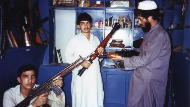 1988 में मुजाहिदीन समूह के लोग बंदूक ताने हुए
