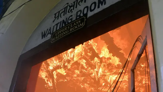 আগুনে পুড়ছে স্টেশনের বিশ্রামাগার