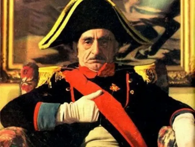 کلاه ناپلئونی برای ایرانیان به واسطه سریال دایی جان ناپلئون شناخته شده است