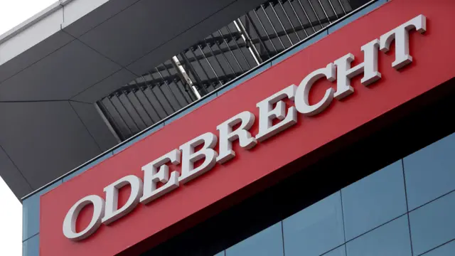 Nombre de Odebrecht en un cartel en un edificio de la compañía