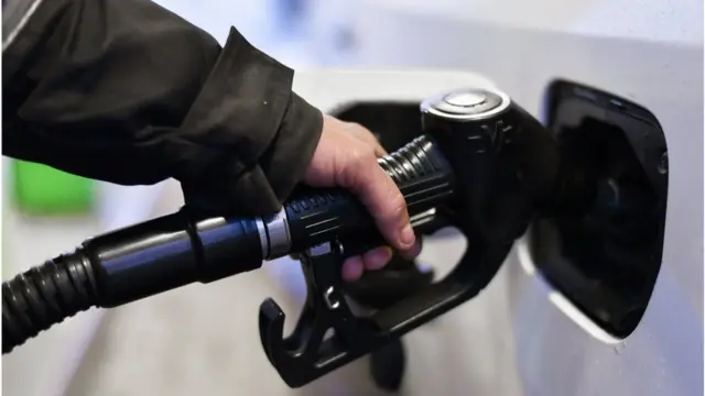 Непорозуміння Росії і Білорусі через нафту впливає на ціни на українських заправках, де продаються російське і білоруське пальне