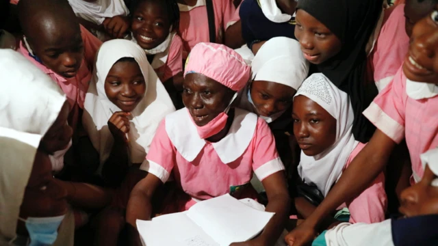 Ranar Talata aka fitar da hoton wannan matar 'yar kasuwa mai shekara 50 a Ilorin. Yana cikin hotunan da Reuters ta dauka a makon jiya a kan Shade Ajayi wadda ba ta je makaranta ba lokacin tana karama - kuma ta yi amannar cewa rashin karatu da rubutu yana yin tasiri a rayuwarta.