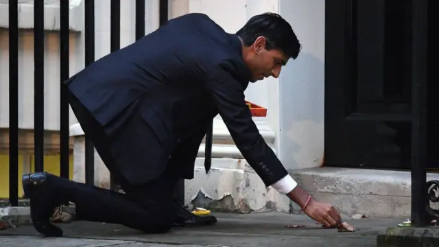 ২০১৯ সালের নভেম্বরে অর্থমন্ত্রী থাকার সময় ডাউনিং স্ট্রিটে দিওয়ালির বাতি জ্বালাচ্ছেন ঋষি সুনাক