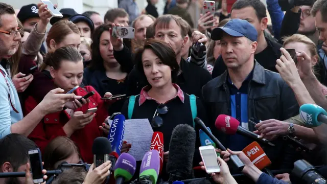 Чулпан Хаматова зачитывает обращение в поддержку Кирилла Серебренникова у "Гоголь-центр"