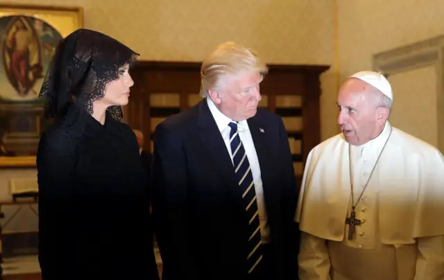 O Papa Francisco se reúne com o Presidente Trump e a Primeira-Dama Melania Trump na Cidade do Vaticano, em 2017.  