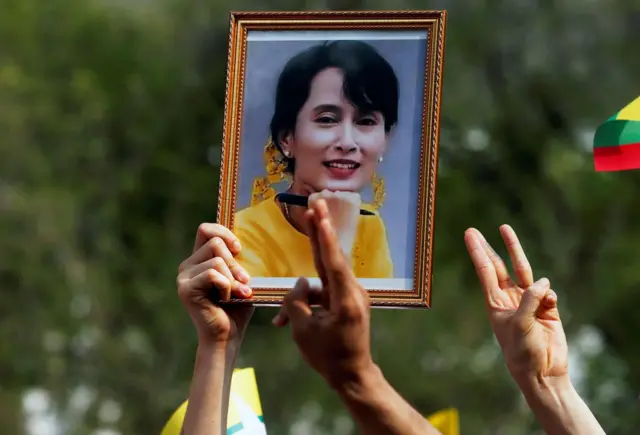 Foto Aung San Suu Kyi di tengah protes warga Myanmar menentang kudeta militer di depan kantor PBB di Bangkok, Thailand, 22 Februari 2021.