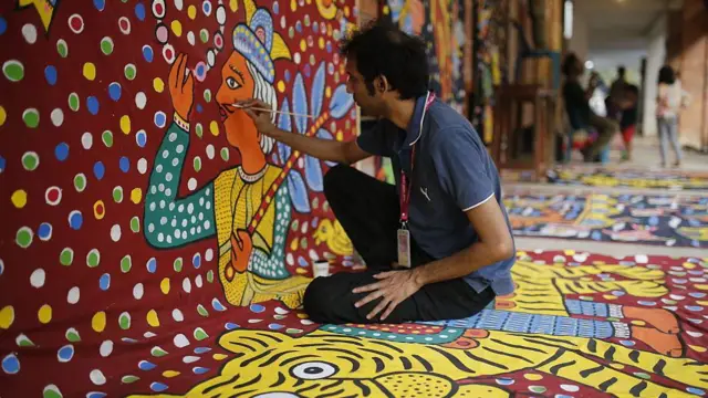 আলপনা আঁকা