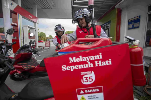Petugas tim Satgas Pertamina menyiapkan jerigen berisi bahan bakar minyak (BBM) untuk layanan pengantaran bagi pemudik yang membutuhkan pengisian BBM motoris di Rest Area 166 A Tol Cipali, Majalengka, Jawa Barat, Minggu (15/3/2026). PT Pertamina Patra Niaga Jawa Bagian Barat menyiagakan 52 unit motoris layanan pesan antar BBM (Pertamina Delivery Service) di wilayah Jawa Bagian Barat (JBB) yang bisa diantar kepada pemudik yang kehabisan BBM karena terjebak kemacetan saat arus mudik Idul Fitri 1447. 