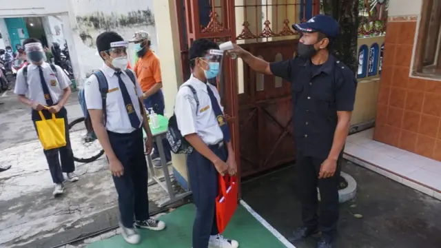 Siswa SMP Muhammadiyah 1 Solo sedang mengikuti simulasi pembelajaran tatap muka pada Jumat (19/3).