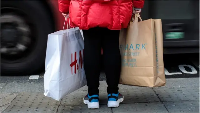 Una persona sostiene bolsas de compras
