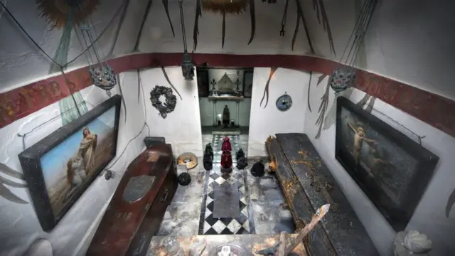 Vnutrenniй vid mavzoleя Ričarda Bёrtona i ego ženы.