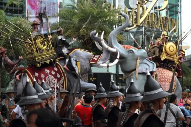 นักแสดงจำลองฉากสู้รบบนหลังช้างของภาพยนตร์สมเด็จพระนเรศวรภาคที่ 5