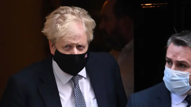 পার্লামেন্টের পথে ডাউনিং স্ট্রিট থেকে বেরুনোর সময় মি. জনসনে মুখে ছিল উদ্বেগের ছাপ।