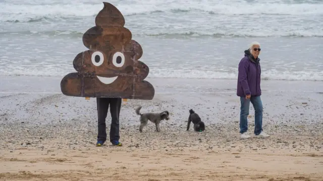 하수의 강과 바다로의 유입에 반대하는 환경 운동가