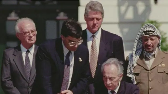 Shimno Peres,Yitzak Rabin na Yasser Arafat wakitia saini makubaliano ya amani