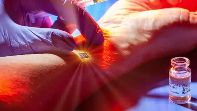 "Особым успехом" в последнее время пользуется фейк о том, что с прививкой вам подсаживают микрочип