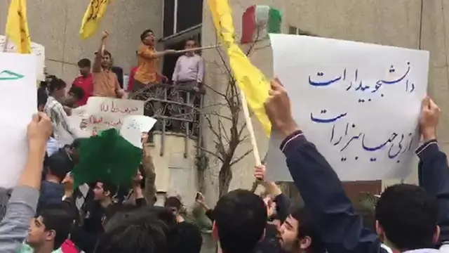 تجمع دانشجویان معترض با حضور بسیجیان همراه بود