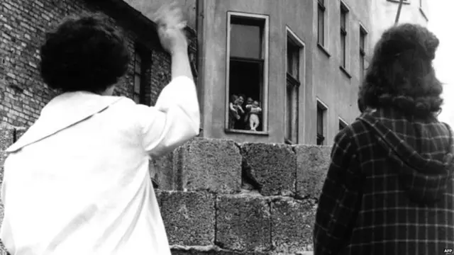 ਬਰਲਿਨ ਦੀ ਦੀਵਾਰ ਕਰਕੇ ਕਈ ਪਰਿਵਾਰ ਵੰਡੇ ਗਏ।