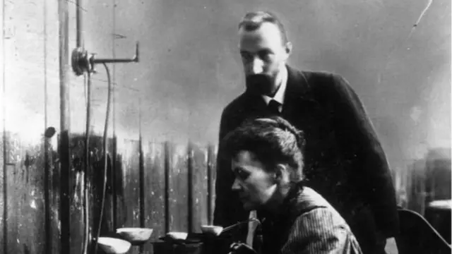 मैरी क्यूरी अपने पति पियरे क्यूरी के साथ