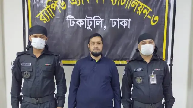 শনিবার বাড্ডায় নিজের বাসা থেকে আটক করা হয় মনির হোসেন ওরফে 'গোল্ডেন মনির'কে