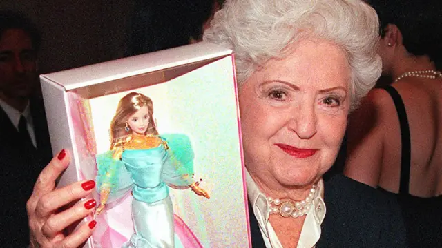 Ruth Handler sostiene una caja con la muñeca Barbie 