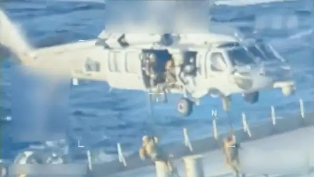 Вертоліт завис над танкером