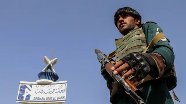 কান্দাহারে একটি চেকপয়েন্টে আফগান নিরাপত্তা রক্ষীর পাহারা