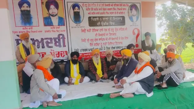 ਬਹਿਬਲ ਕਲਾਂ ਗੋਲੀ ਕਾਂਡ ਦੇ ਪੀੜਿਤ ਪਰਿਵਾਰ ਬਹਿਬਲ ਕਲਾਂ ਵਿਖੇ ਰੋਸ ਪ੍ਰਦਰਸ਼ਨ ਕਰਦੇ ਹੋਏ