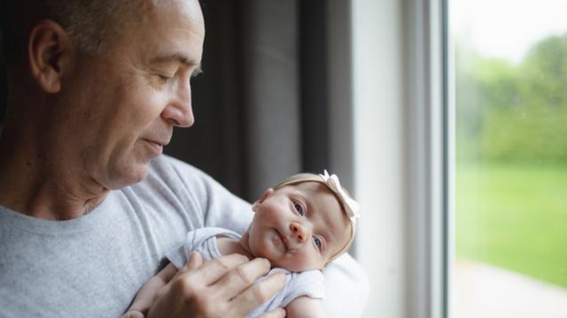 Los riesgos (relativos) para los hijos de ser padre después de los 35 años  - BBC News Mundo
