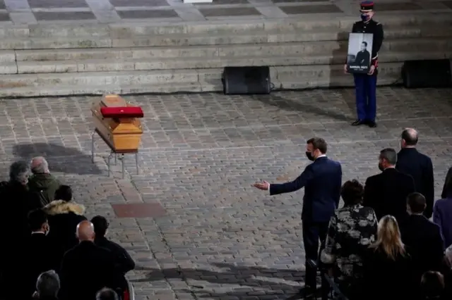 رئیس جمهوری فرانسه بعد از ادای احترام به تابوت ساموئل پتی معلمی که سرش بریده شد