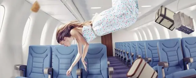 chica flotando en avión