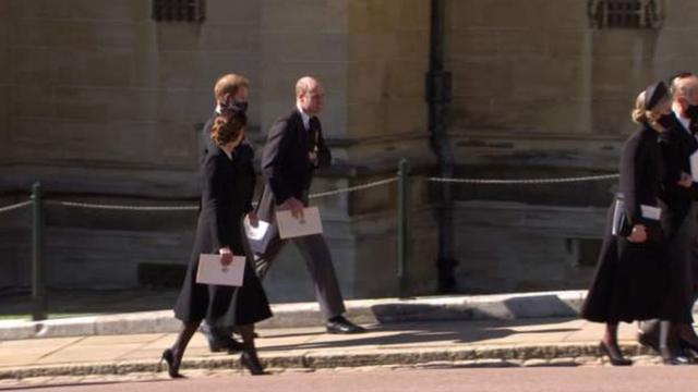 葬禮結束後，劍橋公爵夫婦與蘇塞克斯公爵被見到相互交談。