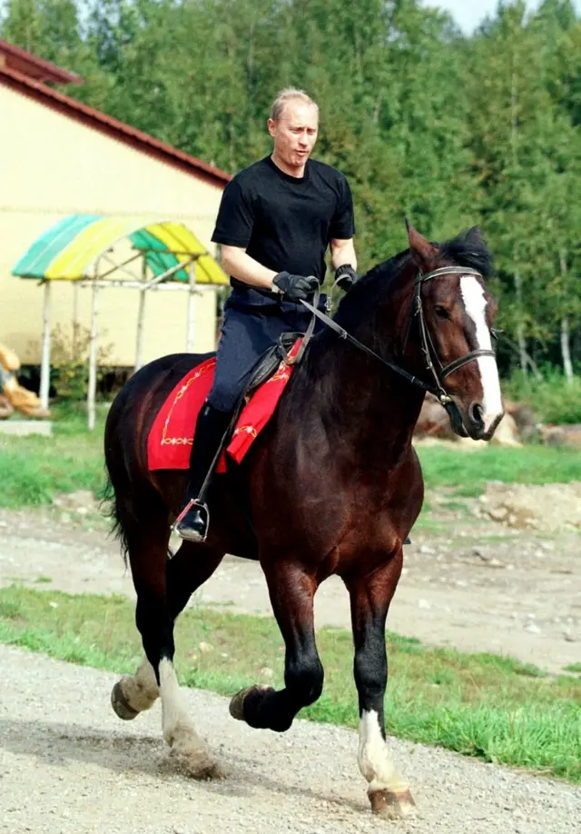 ગોર્બાચેવે 25 ડિસેમ્બર 1991નો રોજ રાજીનામું આપી દીધું હતું. નવા ચૂંટાયેલા પ્રમુખ બોરિસ યેલ્તસિનને તેમણે સત્તા સોંપી દીધી હતી