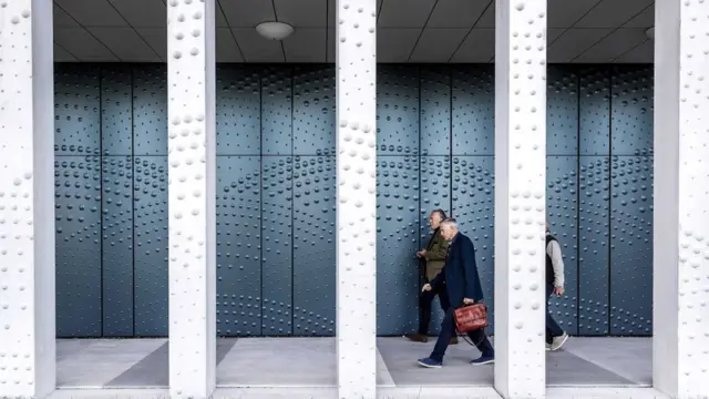 Близкие погибших идут на судебное заседание в Гааге