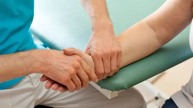 fisioterapista con paciente