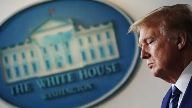 ট্রাম্পের বিরুদ্ধে যুক্তরাষ্ট্রে করোনাভাইরাসের সংক্রমণ নিয়ন্ত্রণে ব্যর্থ হওয়ার অভিযোগ ওঠায় এখন তিনি অন্যদিকে মনোযোগ সরিয়ে নিতে চাচ্ছেন বলে মনে করেন সমালোচকরা