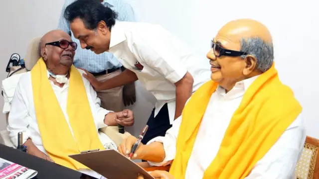 பவள விழா கண்காட்சியை பார்வையிட்டார் கருணாநிதி புகைப்படத் தொகுப்பு