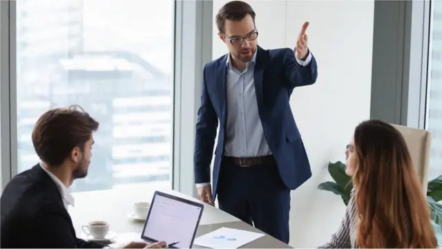 전문가들은 직장 내 부정적인 조직문화는 위에서 시작해 아래로 내려오는 경향이 있다고 말한다